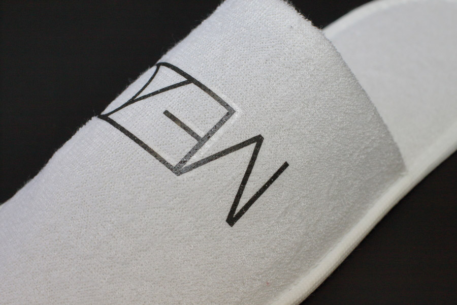 фото в приближении, логотип, выполненный черной термопечатью на белом тапке